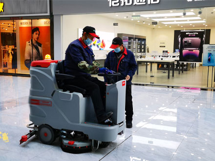 為什么要選擇駕駛洗地機(jī)